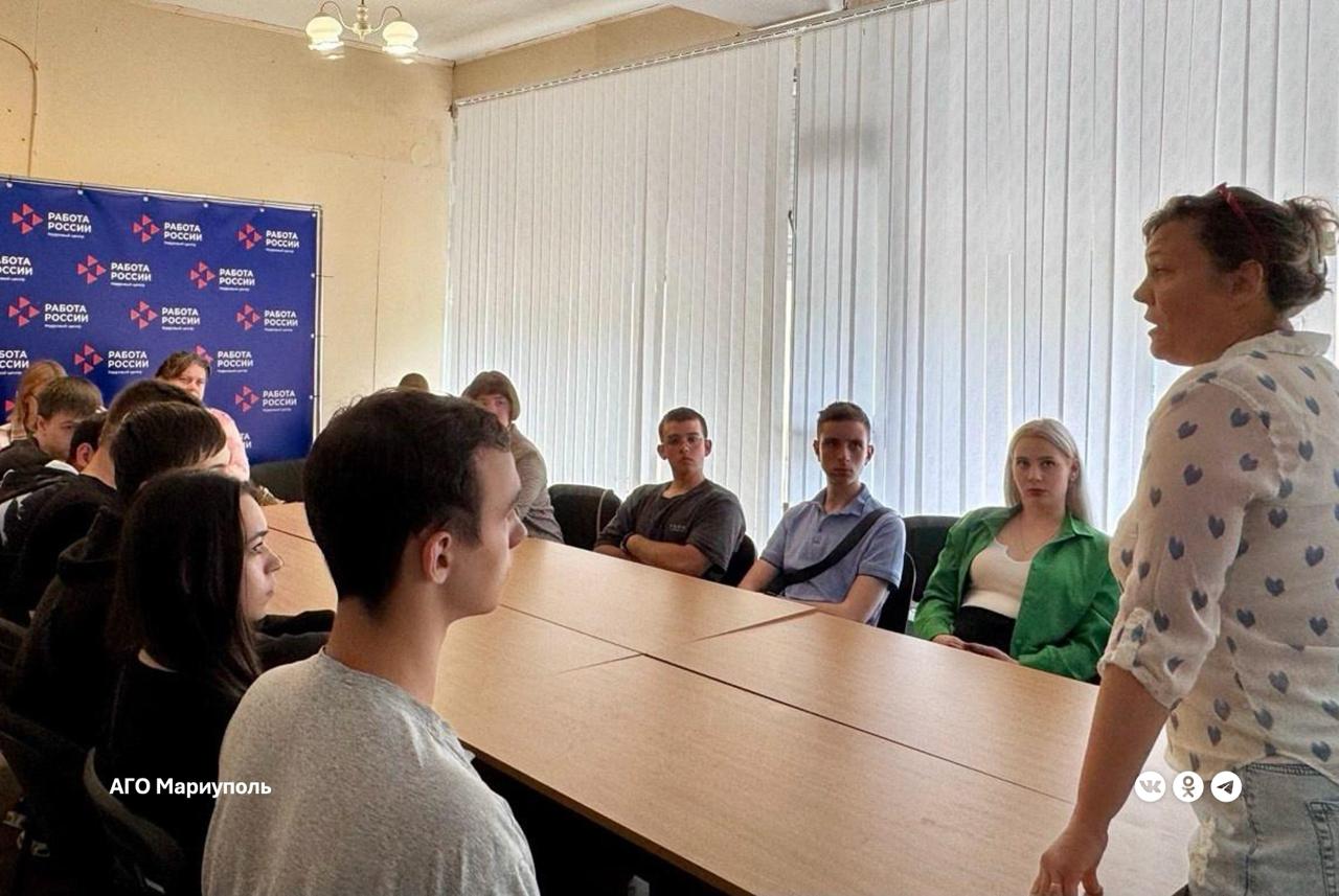 Мариупольским студентам рассказали о практических аспектах открытия своего дела Специалисты ГБУ «Мариупольский городской центр занятости» в рамках Недели предпринимательства провели тематическую встречу с двумя десятками студентов выпускных курсов ведущих вузов Приазовья — Мариупольского государственного университета им. А.И. Куинджи и Приазовского государственного технического университета. Встреча была нацелена на предоставление ребятам исчерпывающей информации по вопросам создания и развития бизнеса. Так, специалист центра занятости Елена Тютюнник подробно рассказала студентам о существующих мерах государственной поддержки в сфере занятости населения и провела профессиональное тестирование, позволившее оценить предпринимательский потенциал каждого участника. Затем будущие выпускники вузов в онлайн-режиме подключились к мероприятию «PRO Молодёжное предпринимательство» Центра «Мой бизнес». В диалоге с молодыми людьми приняли участие представители ПАО «СберБанк», Фонда поддержки малого и среднего предпринимательства в ДНР, Молодёжного парламента ДНР, ДРОО «Молодая Республика» и Региональной организации Общероссийского профсоюза образования в ДНР. В ходе практической части эксперты Сбербанка познакомили молодых мариупольцев с цифровыми инструментами для бизнеса, ребята также изучили этапы превращения идеи в успешный стартап, а после — проверили свои знания в деловой игре «PRO Бизнес». Будущие молодые специалисты отметили важность прямого диалога с опытными наставниками из бизнес-среды для получения новых знания и развития своего предпринимательского потенциала.