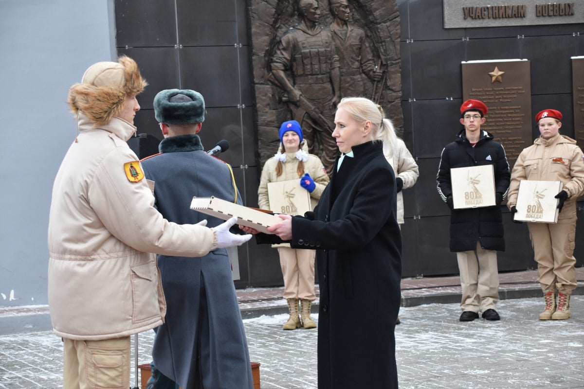 На Молодежном форуме в Михайловском районе в День Героев Отечества, на Красной площади Михайлова у Вечного огня собрались юнармейцы из двадцати семи муниципалитетов региона, представители общественности и власти.    Первый заместитель правительства Рязанской области Анна Рослякова:  «Мы на героической Михайловской земле. Именно отсюда началось контрнаступление наших войск, отсюда мы начали гнать фашиста и гоним его до сих пор. Фактически сегодня здесь, на Михайловской земле, мы даём старт мероприятиям, посвященным 80-летию Великой Победы. Я уверена, что Михайловский район и вся Рязанская область, достойно проведут этот год и все мероприятия».  В Михайловском районном Доме культуры работали тематические площадки. Для юнармейцев провели встречу с героем, участником специальной военной операции Петром Рябовым. Он рассказал о своей службе и причинах, побудивших его заключить контракт с Министерством обороны РФ и пойти защищать интересы Родины.