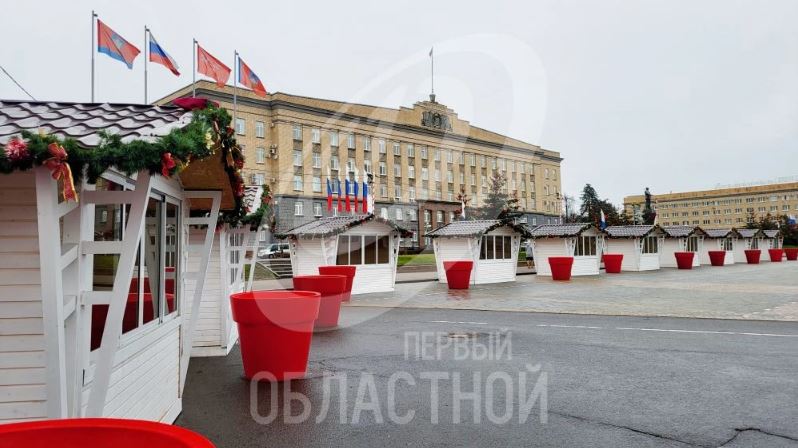 С 5 декабря на центральной площади Орла заработает новогодняя ярмарка В соцсетях администрации города рассказали что ярмарочные домики начнут работать раньше запланированного срока На целый месяц Уже с 5 декабря 20 домиков оживут В 9 из них будут предлагать угощения горячие напитки А в 11 домиках представят сувениры подарки поделки изготовленные орловскими мастерами Радовать горожан и гостей новогодняя ярмарка будет до 15 января Perviy Oblastnoi