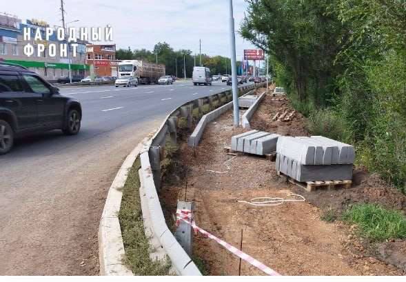 Долгожданный тротуар на Нежинском шоссе в Оренбурге появится уже в этом году Про Общество Благодаря вмешательству регионального отделения Народный фронт в Оренбурге стартовал ремонт тротуара на Нежинском шоссе Как рассказали активисты они отреагировали на призыв о помощи прозвучавший на прямой линии с президентом когда стало ясно что обращения граждан к властям были безрезультатны На протяжении многих лет жители около сотни домов были вынуждены подвергать себя опасности перебегая шестиполосную дорогу или передвигаясь по обочине до остановки Тубдиспансер После того как Народный фронт направил соответствующие запросы в Минстрой и мэрию в июле была проведена закупка а в августе подрядчик приступил к реализации проекта Ожидается что уже в этом году участок от улицы Ростошинской до ЖК Виноградный будет благоустроен обеспечив безопасный доступ к поликлинике школе аптеке и магазинам Стоимость проекта превышает 1 7 миллиона рублей Фото ОНФ oren4oren