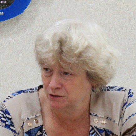 Экс замминистра здравоохранения Прибайкалья избежала наказания Елена Голенецкая выплатит более 23 миллионов рублей за причинение ущерба бюджету региона При этом в колонию экс чиновница не попадет Иркутский областной суд в апелляционном порядке рассмотрел уголовное дело Напомним что бывшую чиновницу судили за происшествие 2019 года С целью создания видимости эффективного руководства и полного расходования субсидий она утвердила заявки на закупку обезболивающего под названием Трамадол в количестве которое значительно превышала потребности пациентов После истечения срока годности неиспользованных лекарств они были уничтожены Елену Голенецкую признали виновной по ч 1 ст 286 УК РФ превышение должностных полномочий и приговорили к двум годам лишения свободы Также бывшая замминистра здравоохранения лишилась права занимать определенные должности на три года Последовали апелляционное представление и жалоба К тому момент срок давности привлечения осужденной к уголовной ответственности истекал Дело рассмотрели повторно и освободили Голенецкую от тюремного заключения В части возмещения ущерба приговор остался без изменений