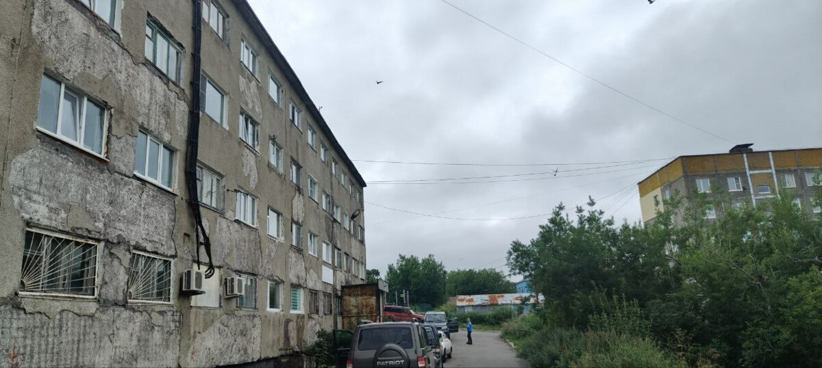 В районе Завойко на Камчатке проверили устойчивость жилого фонда после мощного землетрясения  Военная прокуратура Камчатского края совместно с инспекторами Госжилинспекции Камчатки осмотрели дома в микрорайоне Завойко, передает портал «Камчатка Сегодня».  Проверка была инициирована военной прокуратурой после сейсмособытия 30 июля.  Специалисты проверили жилые дома 35 и 68 на улице Петра Ильичёва. Эти здания принадлежат Минобороны РФ и находятся под управлением ООО «УО Полюс».   «Был проведён визуальный осмотр фасада жилого дома и внутренней части конструктивных элементов. Каких-то значимых разрушений не выявлено, только косметические трещины. Управляющая компания установила на все выявленные трещины и сколы маячки после сильного землетрясения. По итогам осмотра всю информацию мы направим в адрес военной прокуратуры», – сказали в ГЖИ.   Госжилинспекция региона составит акт с фотографиями и описанием, в котором даст предварительную оценку и укажет на качество обслуживания домов управляющей компанией.   Далее решение о необходимости проводить инструментальное обследование будет принимать Минобороны РФ.    Подписаться   Прислать   Чат