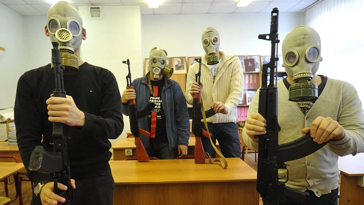 Пилотное внедрение курса начальной военной подготовки начнется в школах с сентября 2026 года Об этом заявил Вадим Лобанов глава корпорации Синергия участвующей в разработке этого курса По его словам рассматривается модель преподавания НВП в 9 11 х классах и колледжах объемом 64 академических часа в год На действующий школьный предмет Основы безопасности и защиты Родины ОБЗР в настоящее время выделяется около 34 часов отмечает Коммерсантъ Предмет будет включать в себя огневую и строевую подготовку навыки оказания первой медицинской помощи и ориентирования а также патриотическое воспитание   Подписывайтесь на Расстригу