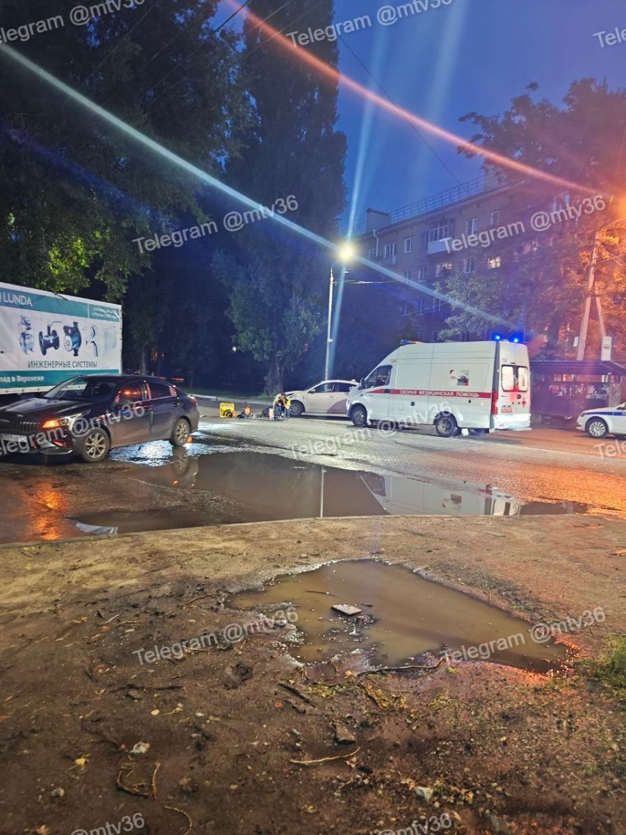 Курьера сбили на дороге в Воронеже     О пострадавших неизвестно, однако на место происшествия приехала скорая помощь.  ↗  Прислать новость   Подписаться
