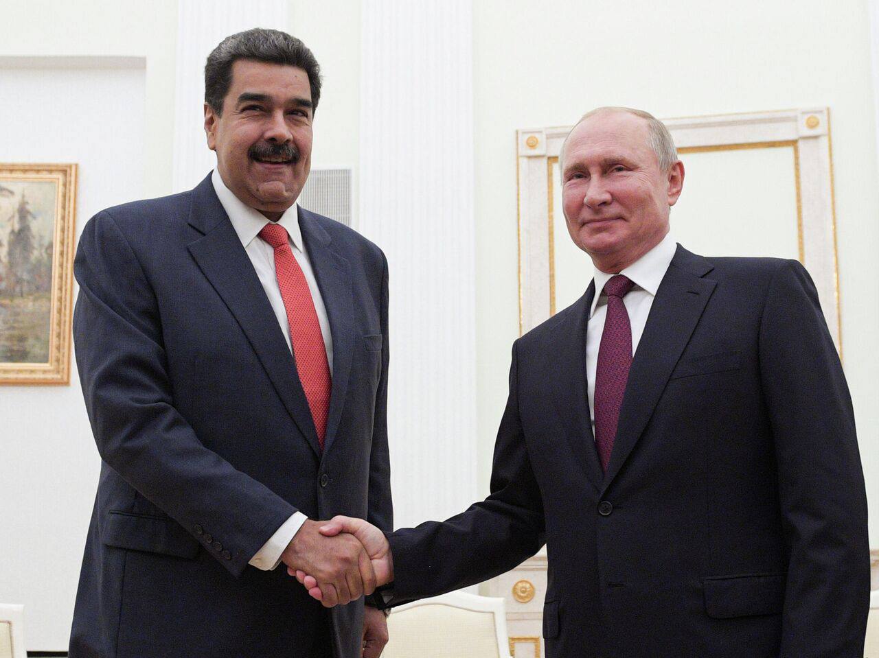 Мадуро мог уехать в Россию но не успел The Washington Post пишет что до операции США по захвату венесуэльского лидера Владимир Путин предлагал Мадуро убежище и гарантии безопасности Ватикан знал об этом потому просил США не проводить операцию и дать Мадуро время уйти добровольно