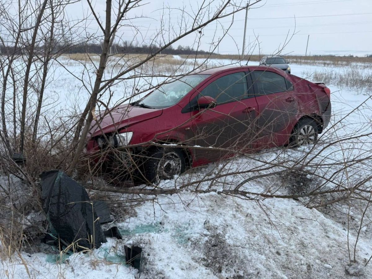 Съехала в кювет и врезалась в опору ЛЭП: в Воронежской области в ДТП пострадала 22-летняя девушка     В Воронежской области девушка не справилась с управлением автомобиля из-за погодных условий и попала в ДТП. Предварительно, 22-летняя местная жительница на автомобиле «Шевроле Авео» нарушила правила расположения машины на проезжей части, а также не учла дорожные и метеорологические условия, из-за чего съехала с дороги в кювет и врезалась в опору ЛЭП.  ↗  Прислать новость   Подписаться