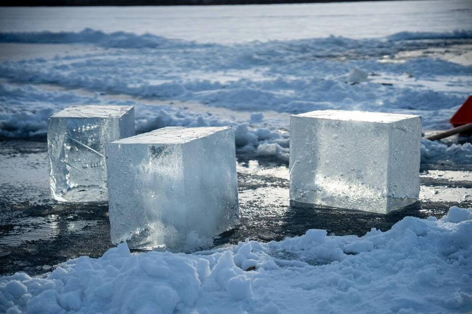 Вандалы повредили ледовые скульптуры в Чите На Театральной площади пострадала голова Мышиного короля из Щелкунчика на площади Декабристов перо у фигуры А С Пушкина а на площади Труда дважды повредили скульптуру Кая из Снежной королевы Специалисты оперативно устранили все повреждения   Руководитель подрядной организации Александр Горшков обращается к горожанам Просим бережно относиться к новогодним украшениям они созданы для общей радости ZAB RU Проголосовать