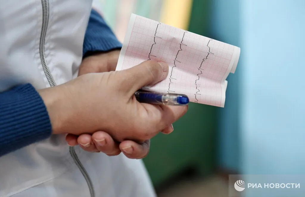 Ишемическая болезнь сердца может протекать бессимптомно предупредили кардиологи Она же в 80 случаев является причиной внезапной сердечной смерти среди россиян В группе риска люди с гипертонией и избыточным весом Врачи советуют обращать внимание на семейный анамнез особенно на ранние случаи сердечно сосудистых заболеваний Подписаться на РИА Новости