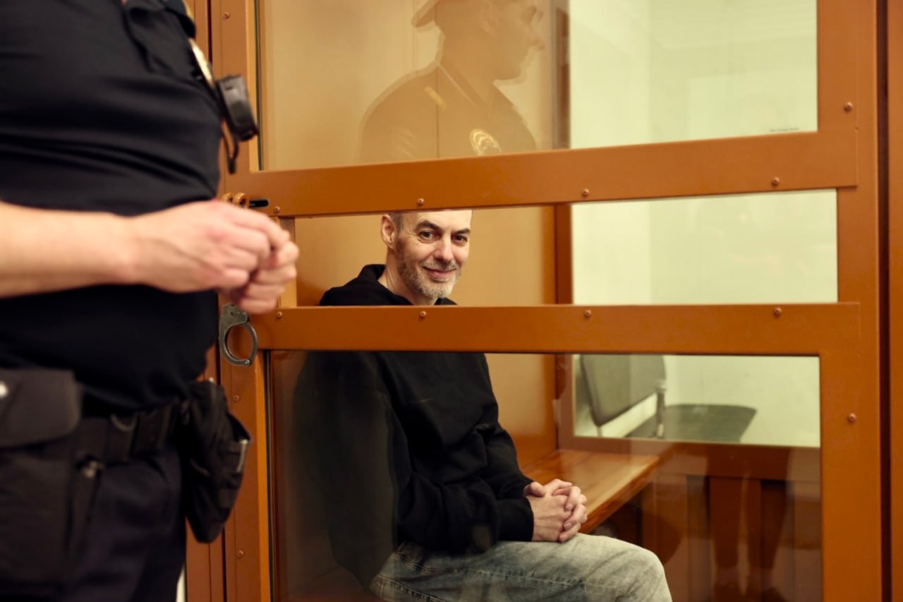 Преподавателю бизнес‑школы Эльдару Марченко запросили 19 лет строгого режима по делу о теракте из‑за атаки беспилотников в Курске; он рассказывал о пытках Об этом сообщает корреспондент «Медиазоны» из зала 2-го Западного окружного военного суда. По версии обвинения, Марченко по заданию украинских спецслужб приехал из Москвы в Курск и «с помощью смартфона» передал кураторам координаты местного аэропорта. В результате с территории Украины на Курск было направлено не менее двух БПЛА, которые «не достигли своей цели». Марченко не признал вину. SOTA писала, что Эльдара Марченко первый раз задержали 1 августа 2024 года. В его доме в Подмосковье прошли обыски, после которых его увезли в ФСБ. Правозазащитный проект «ОВД-Инфо» писал, что мужчину около двух часов пытали электричеством, пока он не подписал «признание в выполнении заданий украинских спецслужб». В прениях прокурор Надежда Тихонова сказала, что Марченко признал вину еще до того, как его посадили в служебную машину: «Оснований применять там к нему какое-либо насилие не было, его и не применяли». После обыска Марченко три раза отправляли под административный арест. После третьего ареста его задержали на выходе из спецприемника и на следующий день в закрытом судебном заседании арестовали уже по уголовному делу. Фото: Александра Астахова / Медиазона