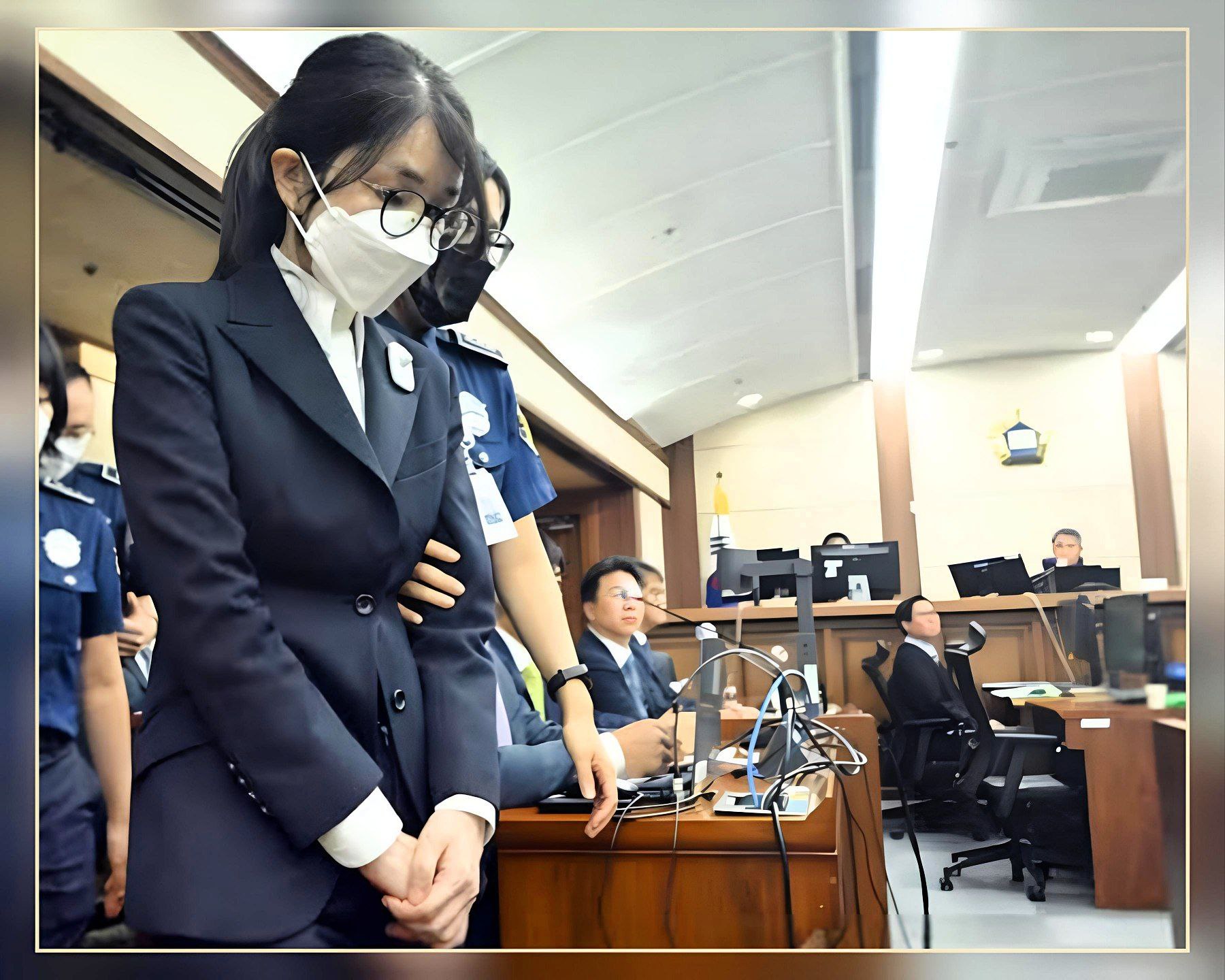 Приговор первой инстанции бывшая первая леди получила реальный срок 28 01 2026 Сеул 1 1423 5 KOSPI 5170 3 Суд первой инстанции приговорил Ким Гон Хи к 1 году и 8 месяцам лишения свободы и обязал выплатить штраф 12 815 млн вон Из трёх эпизодов обвинения виновным признан только один получение дорогостоящих подарков от представителей Церкви Объединения в обмен на содействие их интересам Обвинения по делу о манипулировании акциями Deutsche Motors и по незаконному получению результатов социологических опросов суд отклонил признав их недоказанными Суд указал что осуждённая злоупотребила своим положением в личных целях приняв предметы роскоши связанные с просьбами со стороны религиозной организации Запрошенное спецпрокуратурой наказание было значительно строже однако суд ограничился частичным признанием вины Вердикт может быть обжалован Вся Корея Наш запасной канал Корейский полуостров Больше о Корее Корея ВсяКорея Новости КимГонХи суд