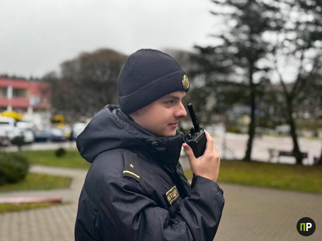 Участковый из Боровлян рассказал с какими проблемами к нему обращаются чаще всего Ежегодно 17 ноября в Беларуси отмечают профессиональный праздник участковые инспекторы милиции Они первыми принимают сигнал о помощи ежедневно решают проблемы жителей и стоят на страже общественного порядка О своих трудовых буднях рассказал участковый инспектор Боровлянского отдела милиции УВД Минрайисполкома младший лейтенант Илья Климов С какими проблемами чаще всего приходят граждане и почему в работе участкового самое главное не документы а трезвый рассудок Читать статью о буднях человека который каждый день стоит на страже безопасности Копище