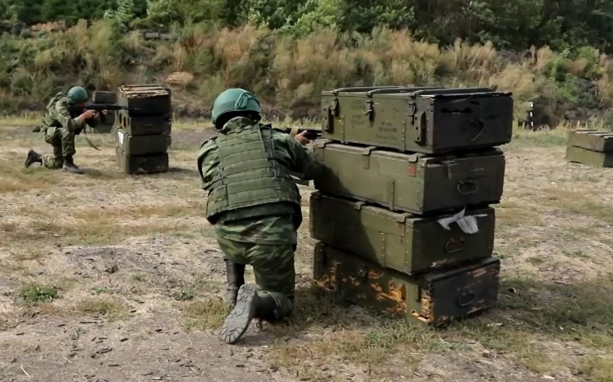 Белгородский священник вступил в отряд «БАРС-Белгород»  Отец Димитрий, служащий в храме на улице Попова, подписал контракт с Барсом.  «Слово Божие нашим бойцам будет особенно близко в этой обстановке. Я думаю, что по-другому и не могло быть на Святом Белогорье», – подчеркнул Вячеслав Гладков.  Напомним, также в отряд «БАРС-Белгород» вступили руководитель администрации губернатора Белгородской области Александр Лоренц, министр имущественных и земельных отношений Рустэм Зайнуллин и глава Губкинского округа Михаил Лобазнов, а также ещё пять губкинских муниципальных служащих.