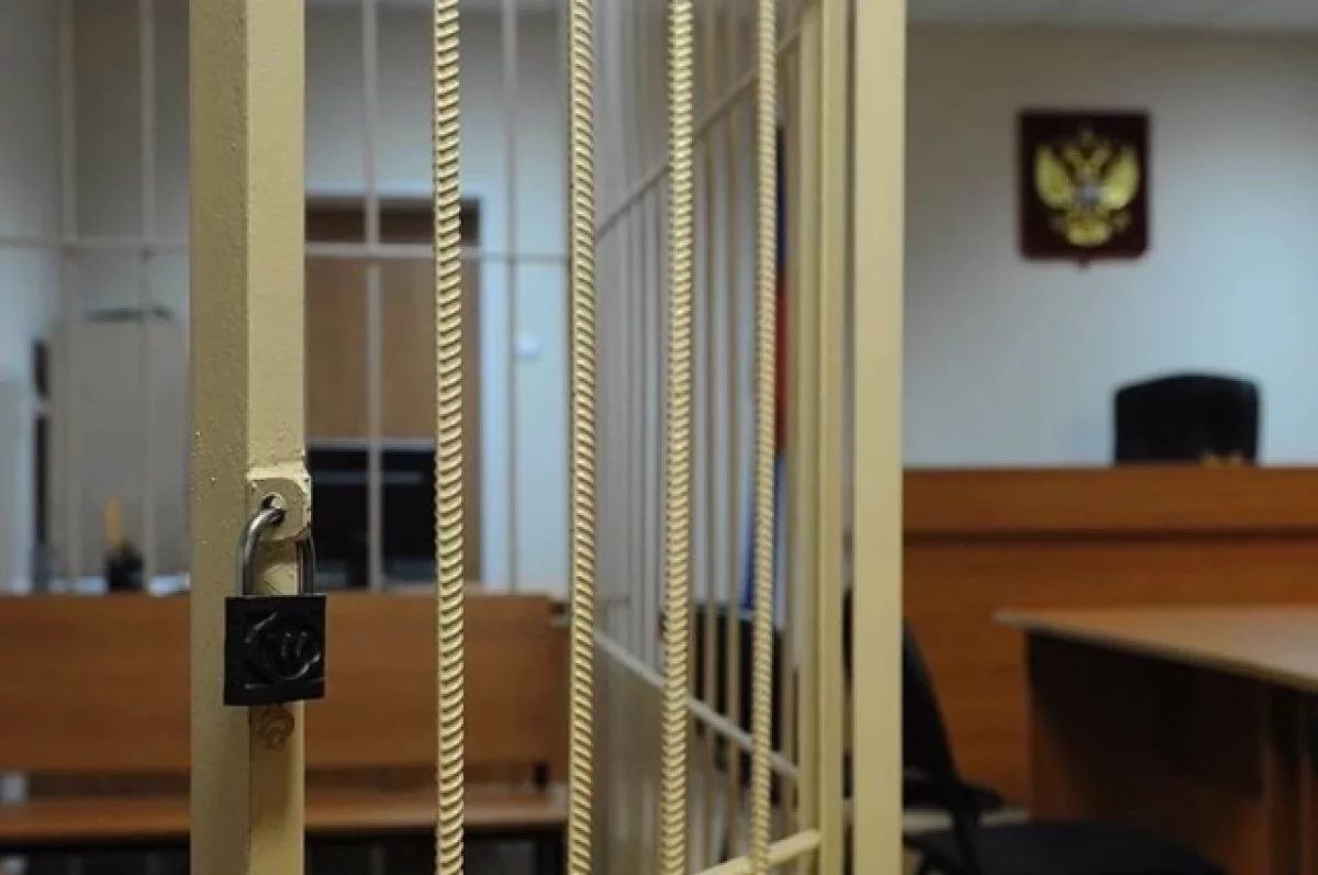 Мужчина в возрасте 44 лет, напавший на старушку ради сумки, предстал перед судом в Пермском крае, сообщает ГУ МВД региона.   Как рассказывает краевая полиция, преступление случилось с 86-летней жительницей Лысьвы возле многоквартирного дома. Как сообщили очевидцы, мимо пожилой женщины проходил мужчина, который подставил ей подножку, а когда старушка упала на землю, выхватил её сумку и убежал.   Случайные прохожие бросились женщине на помощь – вызвали бригаду скорой медицинской помощи и сотрудников полиции. Сообщение поступило в отдел МВД «Лысьвенский».   Правоохранители оперативно установили личность мужчины, который напал на пенсионерку и задержали его. Преступником оказался 44-летний безработный житель Лысьвы, который ранее был судим. Прикамца заключили под стражу, а сотрудники МВД возбудили в отношении него уголовное дело по статье УК РФ «Грабёж».  Материалы, собранные правоохранителям, рассматривались в Лысьвенском суде.   «Суд назначил гражданину наказание в виде исправительных работ на срок 1 год 6 месяцев с удержанием 15% из заработной платы в доход государства», – заключили в ГУ МВД России по Пермскому краю.  Источник    ЧП Пермь    Прислать новость