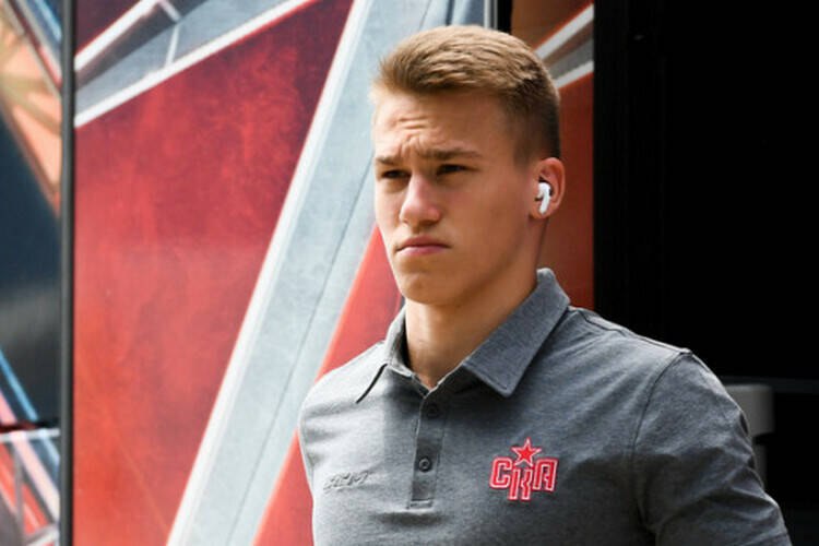 Иван Демидов занимает третье место среди новичков Монреаля по набранным очкам за первые 40 игр Российский нападающий Монреаль Канадиенс Иван Демидов отдал голевую передачу в матче регулярного турнира НХЛ против Каролина Харрикейнз По данным TSN StatsCentre в соцсети Х по итогам первых 40 игр сезона Демидов набрал 35 очков Этот результат позволил ему занять третью строчку в списке самых результативных новичков Монреаля в истории Иван разделяет эту позицию с Ферном Мажо и Ги Лефлером Второе место занимает Матс Нэслунд 39 очков а рекорд принадлежит Кьеллу Далину 50 очков Также Демидов занимает третье место в истории клуба по числу передач после 42 стартовых матчей сезона у него 26 результативных пасов Читать полностью