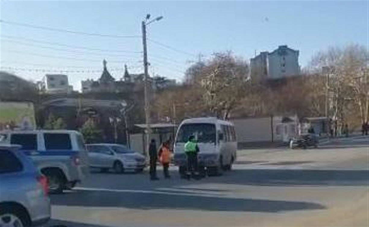 "2,5 года колонии": виновник смертельного ДТП в Холмске пытался обжаловать приговор 50-летний водитель, который насмерть сбил женщину в Холмске, пытался оспорить назначенное судом наказание. Подробности сообщили в областной прокуратуре. В 2021 году сахалинец, управляя пассажирским автобусом Hyundai, выезжал от остановки и наехал на женщину, которая перебегала дорогу в неположенном месте. Пешеход получила серьёзные травмы и скончалась в больнице. Тогда возбудили уголовное дело по ч. 3 ст. 264 УК РФ. Водитель вину не признавал и утверждал, что не видел женщину. Спустя три года, в 2024 году, дело дошло до суда. Мужчине дали 2 года и 6 месяцев колонии-поселения и лишили прав на 2 года и 10 месяцев. Сторона защиты не согласилась с назначенным приговором и попыталась обжаловать его. Спустя год суд заново рассмотрел дело и оставил наказание без изменения. Приговор в законную силу не вступил, добавили в прокуратуре. Прислать новость Подписывайся на «Точку отсчёта»