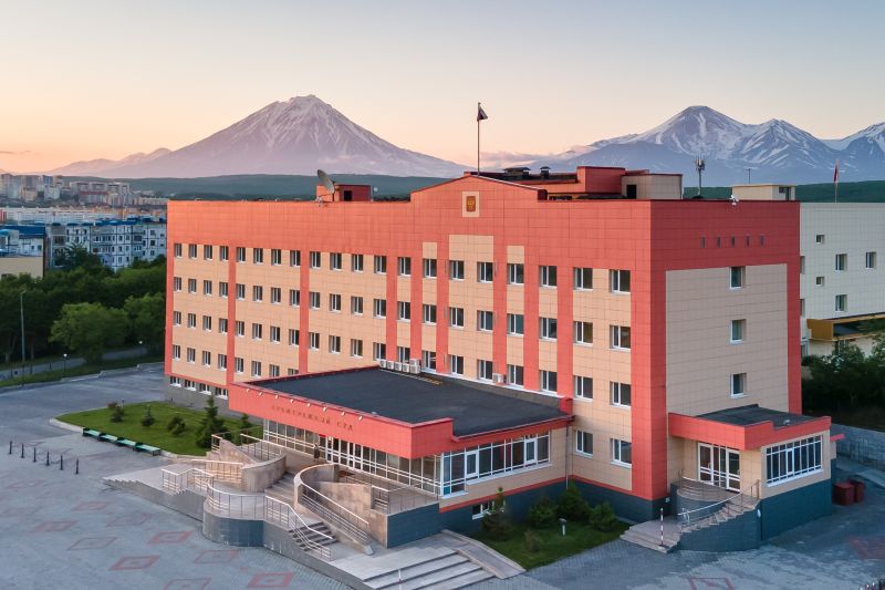 На Камчатке турцентр заплатит 30 тысяч рублей использование чужого фото Арбитражный суд Камчатского края удовлетворил иск о защите авторских прав Истцом выступило агентство Пейзаж ответчиком Камчатский выставочно туристический центр АНО КВТЦ сообщили агентству КАМЧАТКА ИНФОРМ в суде Агентство требовало взыскать 30 тысяч рублей компенсации за незаконное использование фотографии камчатского пейзажа По данным суда снимок профессионального фотографа И Н Смелова размещался на сайте центра без согласия правообладателя с августа 2022 по январь 2025 года Ответчик не признал иск сославшись на то что контентом сайта занимались сторонние организации Однако суд установил что доказательств правомерного использования фотографии предоставлено не было Владелец сайта обязан контролировать контент и несет за него ответственность Суд постановил взыскать с КВТЦ компенсацию в 30 тысяч рублей а также 10 тысяч рублей на покрытие судебных издержек КАМЧАТКА ИНФОРМ новости Камчатки в Telegram Фоторепортажи и эксклюзивные материалы на kamchatinfo com НАПИСАТЬ НАМ