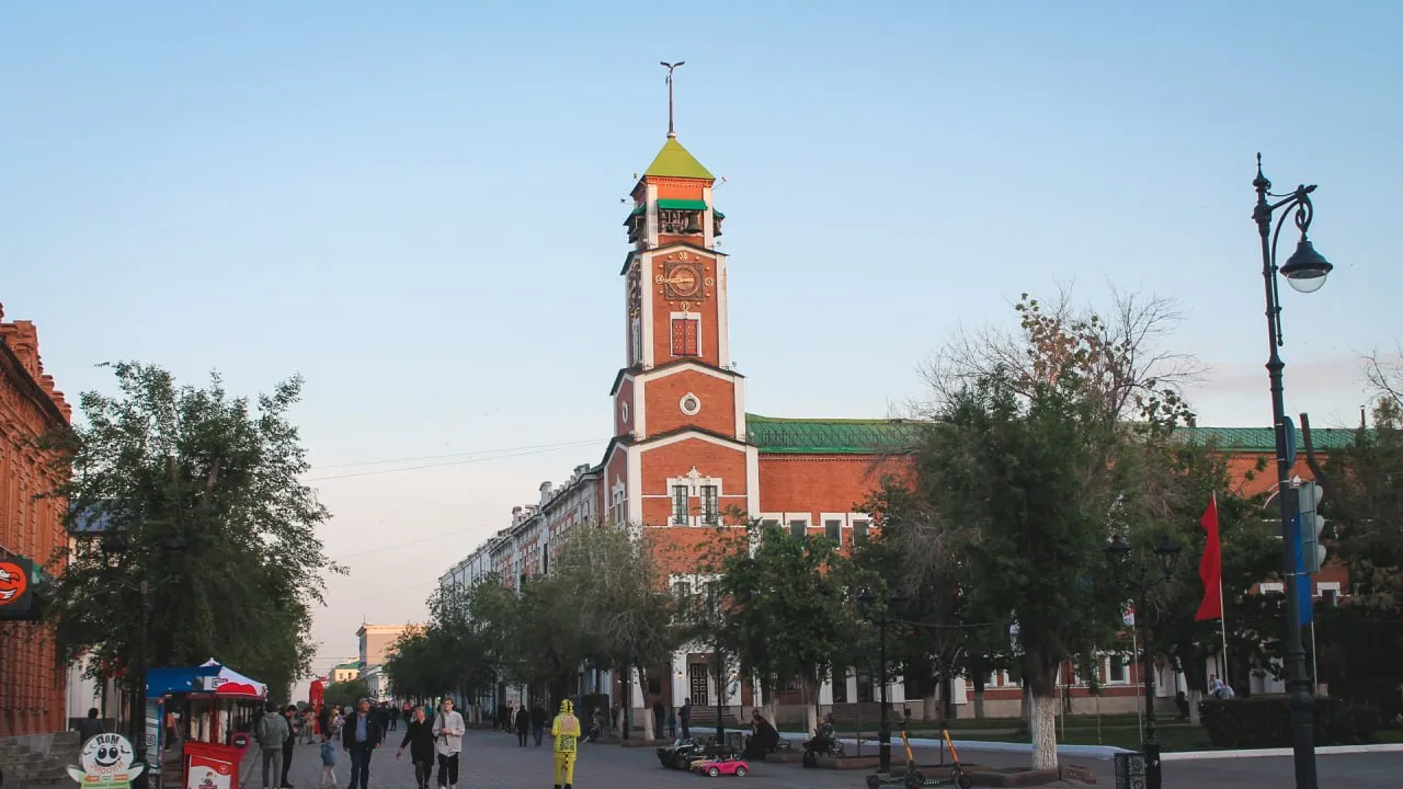 В Оренбурге в набережную и Советскую хотят вложить 116 млн На этот раз речь об уборке территорий Сейчас ищут подрядчика который будет ухаживать за лицом города В его зону ответственности войдут улица Советская скверы Осипенко и Ленина Елизаветинский спуск набережная и Тропа здоровья Срок контракта почти полтора года а точнее 525 суток со дня заключения За эти деньги нужно будет убирать территории собирать и вывозить мусор стричь газоны ухаживать за деревьями скамейками малыми архитектурными формами и покрытиями на тротуарах А зимой все это придется чистить от снега В общем должно быть чисто Да и как иначе за такие деньги Подписывайтесь на нас в MAКС