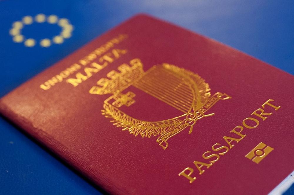 Мальта официально закрывает программу «золотых паспортов» MEIN в 2025 году и переходит на модель гражданства за заслуги. Теперь мальтийский паспорт смогут получить те, кто внёс вклад в науку, культуру, спорт, образование, благотворительность и предпринимательство. В новой системе не будет фиксированных платежей и посредников, решения станет принимать независимый совет, а имена новых граждан будут публиковаться для прозрачности.