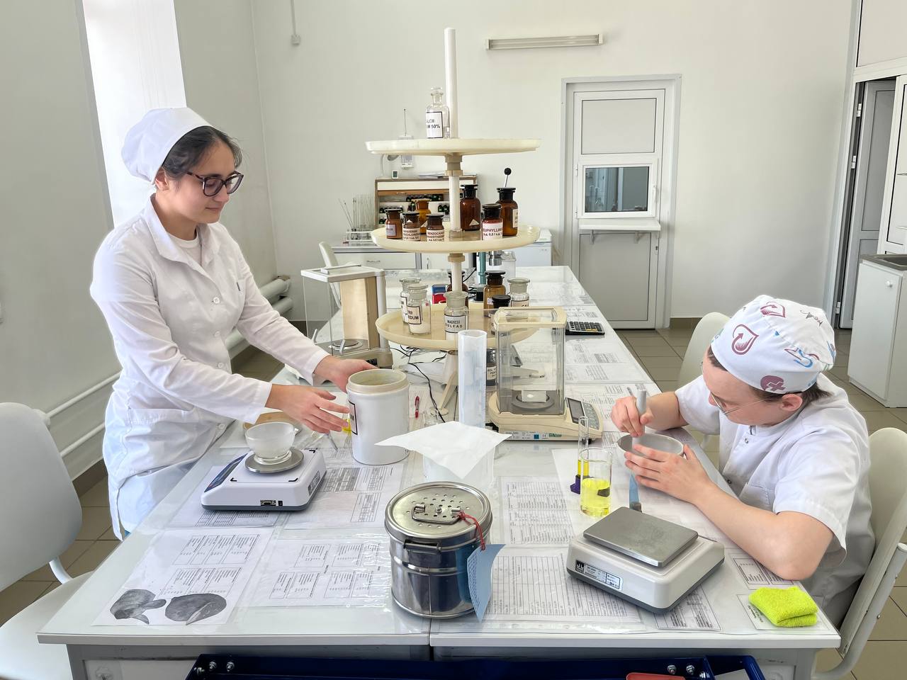 Разработана новая лекарственная форма проект учёных получил грант Губернатора Алтайского края в сфере биофармацевтики В 2024 году в Алтайском государственном медицинском университете были поддержаны три научных проекта включая разработку новой детской формы фуразидина для терапии инфекций мочевыводящих путей Над проектом работала команда педиатров фармакологов и клиницистов Главная задача решить проблему дозирования и неудобства применения таблетированных форм Для детей раннего возраста это неудобно сложно дозировать трудно проглатывать и вкус у многих препаратов неприятный отмечает доцент кафедры клинической фармакологии Юлия Волкова Учёные создали порошок для приготовления сладкой без запаха суспензии Дети её пьют с удовольствием не было ни одного отказа за весь курс лечения говорит она Инициатор разработки заведующий кафедрой факультетской педиатрии Николай Дорохов подчёркивает Мы адаптировали препарат из клинических рекомендаций к удобному применению у детей с трёх лет Поддержка гранта стала ключевой В формулу включён L карнитин он усиливает энергетический обмен и помогает организму бороться с инфекцией Детский уролог Илья Попов уже применил новую форму у 30 пациентов Во всех случаях инфекцию удалось победить Жидкая форма полностью решила проблему горького вкуса Инфекции мочевыводящих путей одна из самых частых причин обращений в детской урологии До 70 обращений у маленьких детей связано именно с этими инфекциями уточняет Попов Разработка вызвала большой интерес в других регионах специалисты подходят на федеральных конференциях и спрашивают о возможных поставках Проект готовится к дальнейшему внедрению подана заявка на патент Препарат уже можно изготовить по рецепту в Аптеках Алтая В числе других проектов АГМУ поддержанных грантом БАДы на основе прополиса для профилактики заболеваний мочеполовой системы и стоматологическое средство на основе бактериальной целлюлозы Подробнее на сайте Алтайпищепрома Подписывайтесь на наш канал в мессенджере MAX