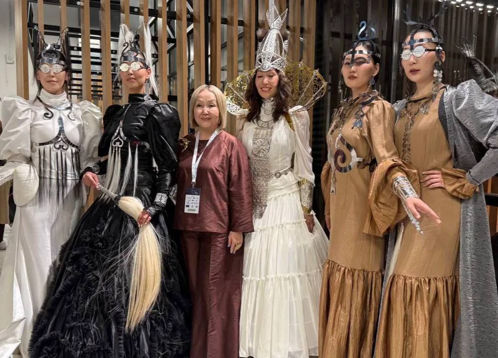 Ювелирный дом из Якутии приглашен на BRICS Africa Fashion Week Ювелирный дом «Киэргэ» примет участие в престижных международных неделях моды BRICS Africa Fashion Week и Manzi Fashion Week. Приглашение поступило по итогам II Международного форума креативных индустрий «Создано на Дальнем Востоке: от творчества к экономике», сообщили ТАСС. С инициативой выступила управляющий директор недель моды Мпфо Моготси — председатель рабочей группы по креативным индустриям ЮАР в БРИКС. Она лично пригласила президента ассоциации «Ювелиры Арктики» и директора ювелирного дома «Киэргэ» Галину Павлову представить арктический дизайн на подиумах Африки в сентябре этого года. Одним из ключевых результатов форума стали договоренности о запуске межконтинентального культурного проекта «Минус 50 — Плюс 50», направленного на объединение креативных голосов Арктики и Африки. Проект предполагает обмен художниками, дизайнерские коллаборации, совместные показы и образовательные резиденции. Во время форума ювелирные изделия бренда «Киэргэ» были представлены в рамках культурной программы. На торжественном закрытии арт-образ бренда стал центральным элементом финального перформанса, символизируя женскую силу, природу и культурное наследие Якутии. Напомним, Международный форум «Создано на Дальнем Востоке» собрал более 7 тысяч участников. Более 200 площадок по всему Якутску приняли гостей деловой, образовательной и культурной программ. Миссия форума — превращение творческого и культурного капитала региона в драйвер устойчивого экономического роста. #сахасирэ #ольгабалабкина #мыработаем #якутия #арктика #экология #арктическаяякутия #киэргэ