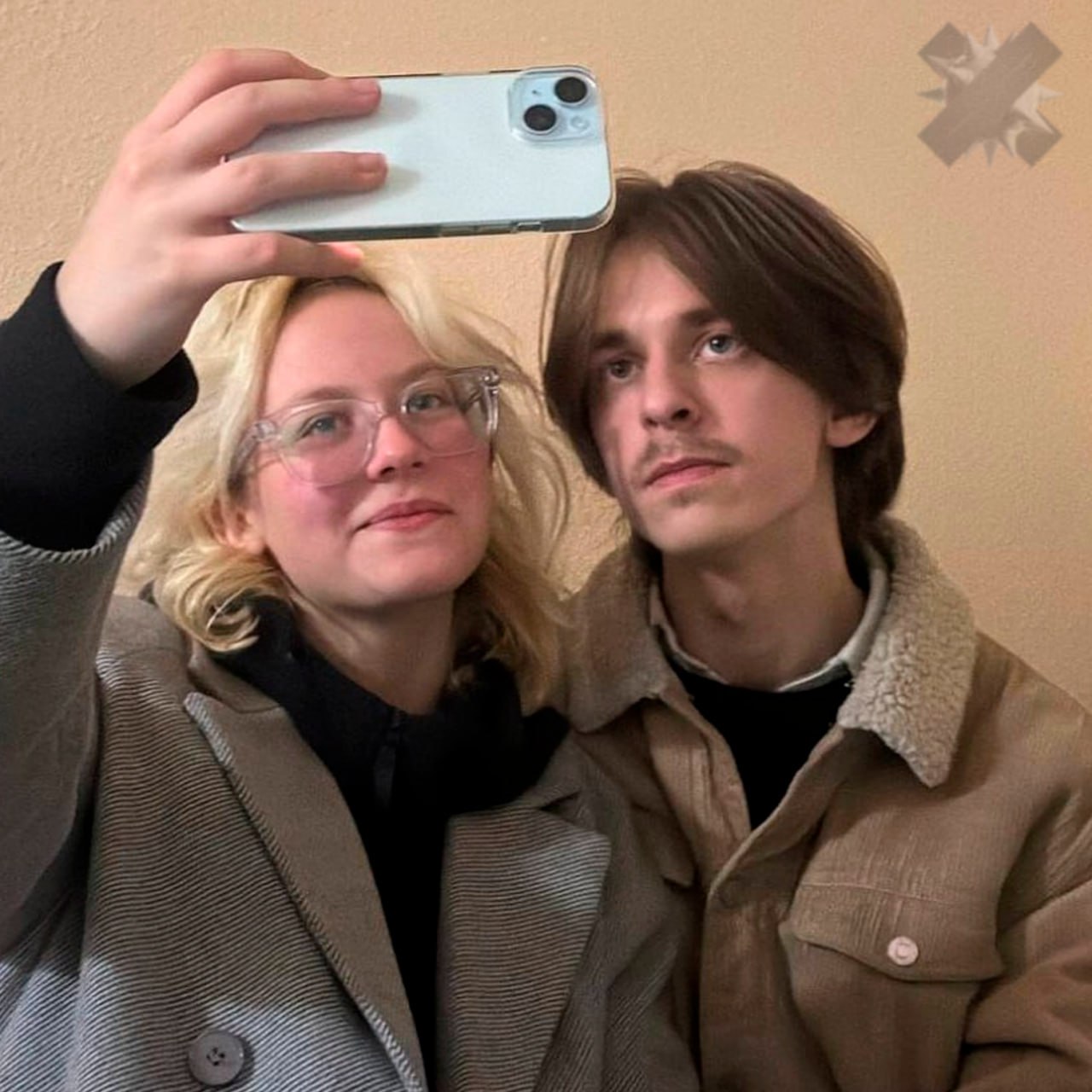 Музыкантов из группы Стоптайм отпустили домой По данным СМИ певицу Диану Наоко Логинову и гитариста Александра Орлова сегодня освободили Источники утверждают что утром полиция намеренно увезла их из ИВС в другой район чтобы журналисты не смогли подойти с вопросами Их адвокат уверяет что ребята сейчас в полной безопасности   ну наконец то а обвинения тоже сняли НМШ