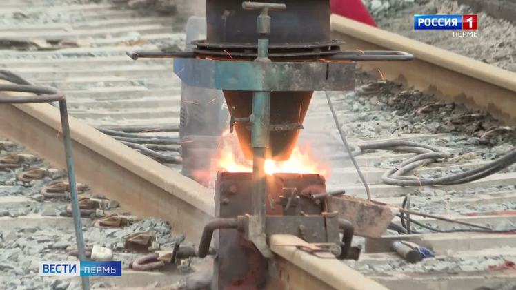 С 29 января стартует ремонт трамвайных путей на улице Сибирская   vesti perm ru publications a8553261 bb7f 4845 a4d7 25716a534168 С 29 января в Перми стартуют ремонтные работы трамвайной линии на улице Сибирская В рамках реконструкци заменят основание путей рельсошпальную решетку и обновят контактную сеть Как сообщили в департаменте транспорта администрации Перми на время ремонта трамвайный маршрут 8 будет перенаправлен в объезд по улицам Куйбышева и Революции Доехать до улицы Сибирской пассажиры смогут на автобусах 4 33 и 71 Вести Пермь в MAX   max ru vestipermtv