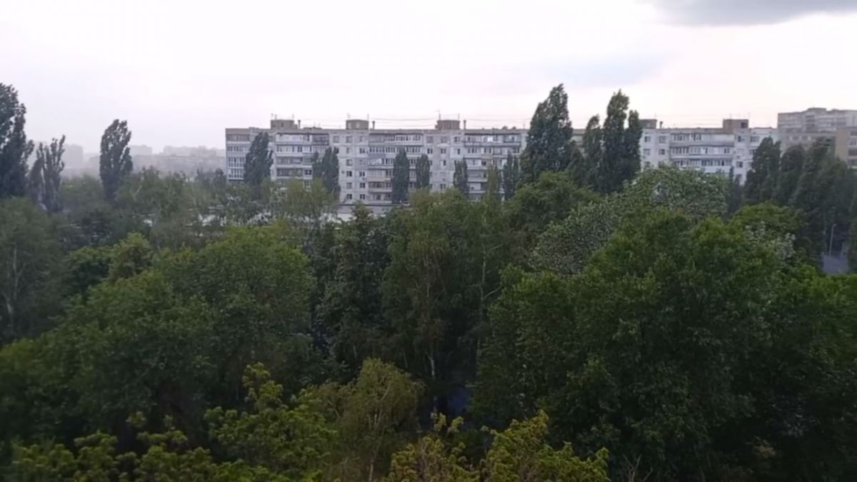 Долгожданный ливень обрушился на Воронеж после аномально жаркой погоды Изначально непогода разыгралась в центре города, а затем дошла до Северного района. Видимость сильно упала, Воронеж утонул в белесой мгле. В небе видны сполохи молний и слышны раскаты грома. ↗ Прислать новость Подписаться