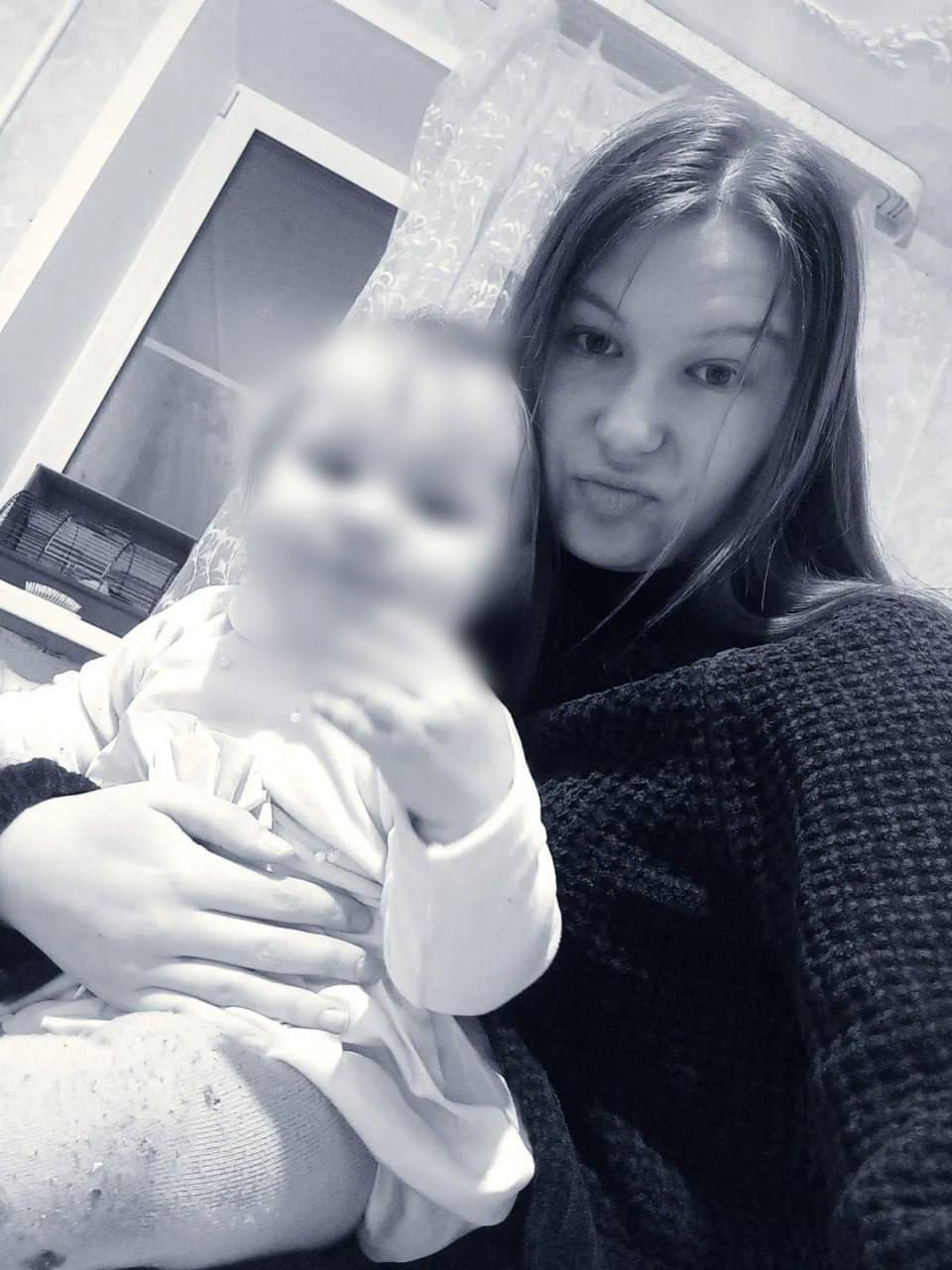 Обвиняемая в покушении на убийство 3-летней дочери останется в СИЗО ещё на месяц Александра С. пробудет под стражей до 15 июля включительно. Напомним, она на несколько дней заперла дочь в квартире на улице Героев Стратосферы и ушла на тусовку. Малышка сама спасла себе жизнь – она сделала из тряпок ступеньки и забралась на подоконник. Её крики услышали соседи. Подписаться Прислать новость