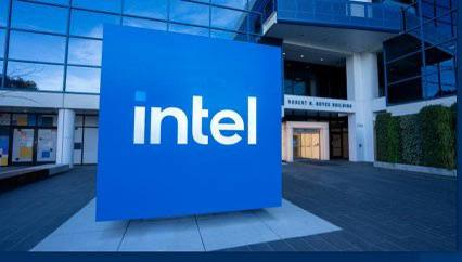 После пяти лет упадка Intel   Мы завершили год с хорошими результатами и продвинулись вперед на пути к созданию новой Intel Выпуск наших первых продуктов на базе Intel 18A самой передовой технологической платформы разработанной и произведенной в США стал важным этапом и мы активно работаем над увеличением поставок чтобы удовлетворить высокий спрос со стороны клиентов Приоритеты ясны повысить эффективность исполнения активизировать инженерное совершенство и в полной мере использовать огромные возможности которые ИИ открывает для всех наших направлений бизнеса В период с 2020 по 2025 год рыночная стоимость Intel cократилась почти вдвое компания не смогла воспользоваться всплеском спроса на микросхемы для искусственного интеллекта производимые такими конкурентами как Nvidia и потеряла лидерство в этом сегменте Но в августе произошел перелом после встречи президента Трампа и генерального директора Intel Лип Бу Тана в августе 2025 года правительство США решило приобрести 433 млн акций Intel или 10 на 8 9 млрд 20 47 за акцию Инвестиции профинансированы путем конвертации в акции 5 7 млрд непогашенных грантов из Закона о CHIPS и науке 2022 года и 3 2 млрд из программы Secure Enclave Министерства обороны при этом правительство владеет пассивной долей участия и имеет пятилетний варрант на покупку дополнительных 5 акций Intel по цене 20 за акцию который может быть реализован если Intel утратит контрольный пакет акций своего литейного бизнеса К слову примерно в это же время японский SoftBank обязался инвестировать в акции Intel 2 млрд Параллельно началось агрессивное сокращение расходов и применение центральных процессоров на серверах в дата центрах на которых компания давно специализируется Так в совокупности был запущен процесс восстановления компании за последние 12 месяцев акции INTC выросли на 150 по сравнению с 17 процентным ростом технологического индекса Nasdaq По итогам отчета   выручка за четвертый квартал 13 7 млрд 4 выручка за полный 2025 год 52 9 млрд на уровне прошлого года но сравнение скорректировано с учетом деконсолидации Altera в третьем квартале 2025 года EPS non GAAP за четвертый квартал 0 15 15 EPS non GAAP за полный 2025 год 0 42 n m за весь год 9 7 млрд денежных средств от операционной деятельности Что происходит в бизнесе   Intel представила семейство процессоров Intel Core Ultra Series 3 Ожидается что Intel Core Ultra Series 3 a будет использоваться в более чем 200 моделях ведущих производителей оригинального оборудования от премиальных до массовых ноутбуков игровых карманных устройств робототехники и промышленных периферийных устройств b станет самой широко используемой в мире платформой для ПК с искусственным интеллектом которую Intel когда либо выпускала Intel и Cisco объявили о сотрудничестве в области интегрированной платформы для распределенных рабочих нагрузок искусственного интеллекта Intel 18A перешла к массовому производству в Аризоне и Орегоне укрепив позиции Intel как единственной компании занимающейся исследованиями проектированием и разработкой передовых и новейших технологий производства полупроводников массовым производством логических полупроводников с использованием передовых узлов в США Intel Foundry и ASML доказали техническую жизнеспособность самого передового литографического сканера обеспечивающего повышенную точность и производительность что позволяет использовать EUV с высокой числовой апертурой High NA для будущего массового производства Завершена сделка по продаже NVIDIA обыкновенных акций Intel на сумму 5 млрд Прогноз общий   В первом квартале поставки будут на самом низком уровне во втором и далее ситуация улучшится Фундаментальные показатели спроса на основных рынках стабильны быстрое внедрение ИИ усиливает важность экосистемы x86 как наиболее широко распространенной в мире высокопроизводительной вычислительной архитектуры Прогноз на первый квартал 2026 года non GAAP   выручка от 11 7 млрд до 12 7 млрд валовая маржа 34 5 EPS 0 00 ivankroshnyi