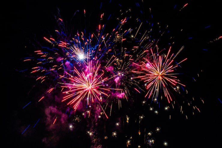 В России могут запретить запуск фейерверков рядом с многоквартирными домами По данным агентства ТАСС с таким предложением выступили в Госдуме В нижней палате уверены что полностью запрещать использование пиротехники не стоит однако необходимо чётко определить требования и расстояние на которое нужно отойти от дома чтобы запуск фейерверка прошёл безопасно Фото Freepik Подписывайтесь на dvved