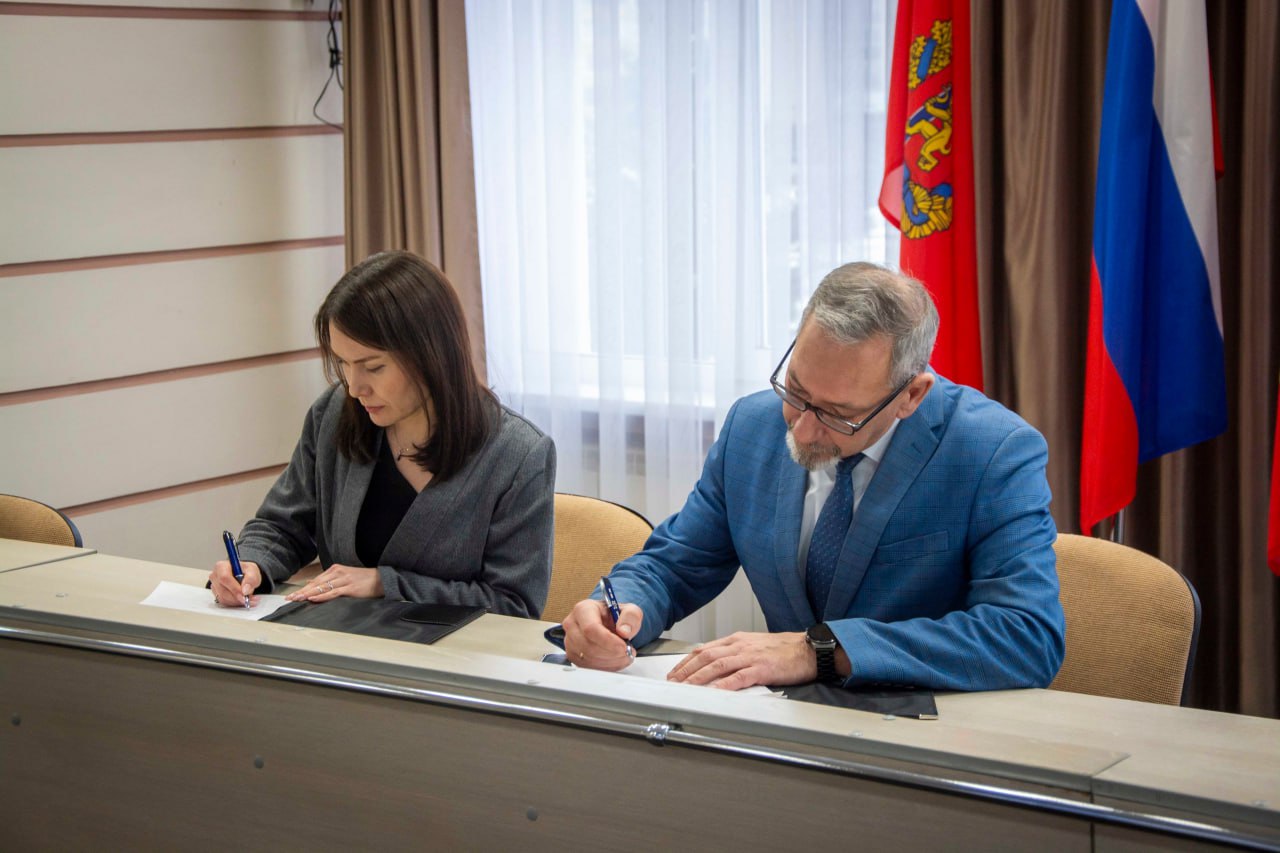 В Ачинске состоялось заседание инвестиционного Совета при главе округа Ключевым событием стало подписание соглашения о сотрудничестве между администрацией Ачинского муниципального округа и Корпорацией развития Енисейской Сибири Документ открывает дополнительные перспективы для привлечения инвестиций реализации масштабных проектов и укрепления делового потенциала территории В ходе мероприятия участники обсудили вопросы инвестиционного развития территории создание благоприятного инвестиционного климата внедрение регионального инвестиционного стандарта в Ачинском муниципальном округе Руководитель дирекции по инвестиционному развитию Корпорации развития Енисейской Сибири Наталия Абрамова рассказала о сопровождении проектов в Красноярском крае Специалисты Корпорации помогают инвесторам на всех этапах от оформления разрешительной документации до подключения к инженерной инфраструктуре и запуска Помимо этого инвесторы могут получить консультацию по мерам государственной поддержки включая субсидии и налоговые льготы За консультацией обращайтесь в Корпорацию развития Енисейской Сибири 7 923 322 33 07 invest ensib ru Фото Администрация Ачинского муниципального округа