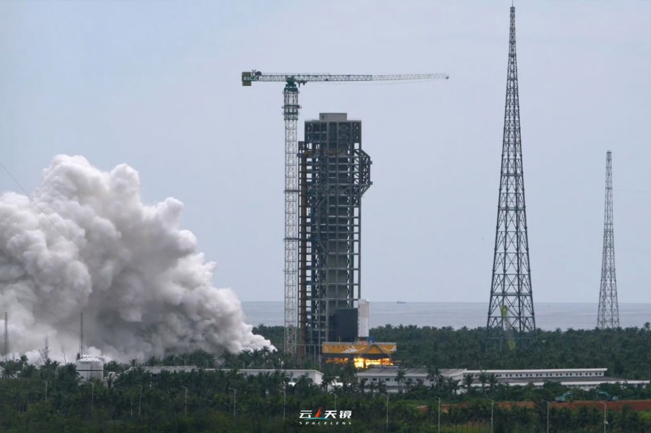 Китай сделал ключевой шаг к пилотируемой миссии на Луну  15 августа на космодроме Вэньчан успешно прошли первые огневые испытания новой ракеты-носителя “Чанчжэн-10”.  Семь двигателей первой ступени опытного образца синхронно вышли на режим, отработав по программе в номинальных и форсированных условиях. Полученные данные подтвердили, что система готова к дальнейшим этапам лётно-конструкторских испытаний.   Суммарная тяга достигла почти 1.000 тонн, что стало крупнейшим по мощности стендовым испытанием Китая.  “Чанчжэн-10” разработана для вывода на орбиту корабля “Мэнчжоу” и лунного модуля “Ланьюэ”. Версия с индексом А с возвращаемой первой ступенью будет использоваться для полётов к орбитальной станции и доставки грузов.  Технические характеристики     РН “Чанчжэн-10”:    Трёхступенчатая, с двумя боковыми ускорителями    Высота 92,5 м    Диаметр 5 м    Чанчжэн-10А:    Двухступенчатая    Высота 67 м    Диаметр 5 м    Первая ступень — многоразовая    /   CGTN, CCTV+  #Постфактум     Онлайн-проект eMAKS