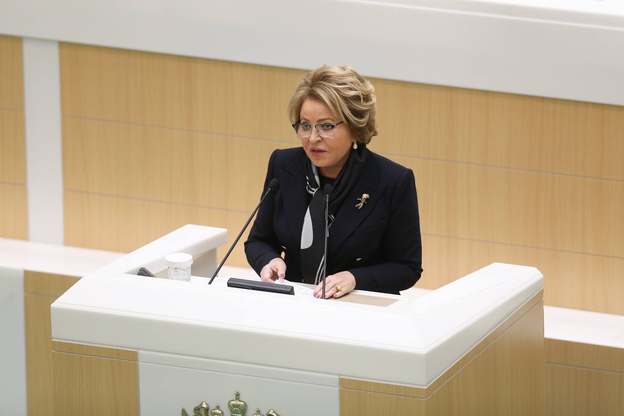 Председатель Совета Федерации СФ Валентина Матвиенко попросила Заботкина передать главе ЦБ Эльвире Набиуллиной что к концу года сенаторы ждут от нее очень хороших новостей Ранее сообщалось что Набиуллина преподнесла Путину хорошие новости сообщив о снижении ключевой ставки до 17 До этого Набиуллина также рассказала о вызовах с которыми столкнулись российские банки и регулятор Она отметила что главной задачей Центробанка является контроль за ситуацией с инфляцией которую необходимо сдерживать developers policy