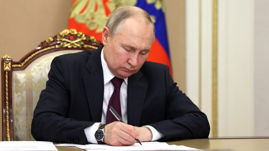 Тем временем президент Владимир Путин наградил директора Московского зоопарка Светлану Акулову медалью За труды в культуре и искусстве Кроме того медалей ордена За заслуги перед Отечеством I степени удостоились теннисистки Мирра Андреева и Диана Шнайдер
