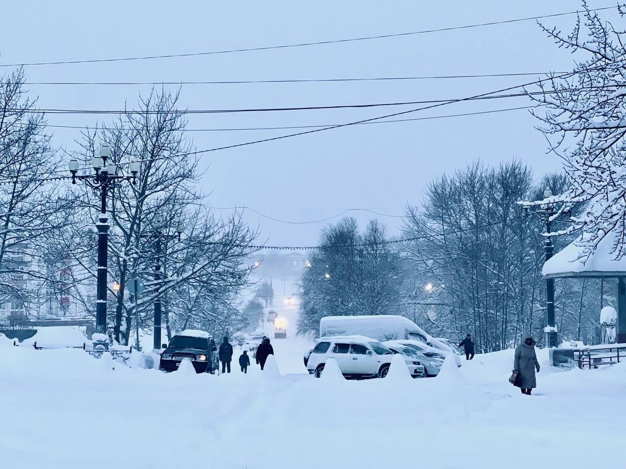 Ещё одну дорогу на севере Сахалина закрыли из за метели С 9 30 закрыта дорога Оха Эхаби Восточное для всех видов транспорта сообщил мэр Охинского района Евгений Михлик Напомним ранее стало известно о закрытии трассы с 722 по 855 км Вал Оха По информации областного минтранса на участке сильная метель видимость менее 50 м при порывах нулевая Также ограничено движение общественного транспорта на участке с 576 по 722 км село Арги Паги отмыкание а д дороги на село Чайво Кроме того прекращено движение межмуниципальных автобусов 530 Оха Ноглики и 531 Ноглики Поронайск Жителей просят учитывать эту информацию при планировании поездок Подписаться на нас Telegram I MAX Прислать нам новость Sakhonlinebot