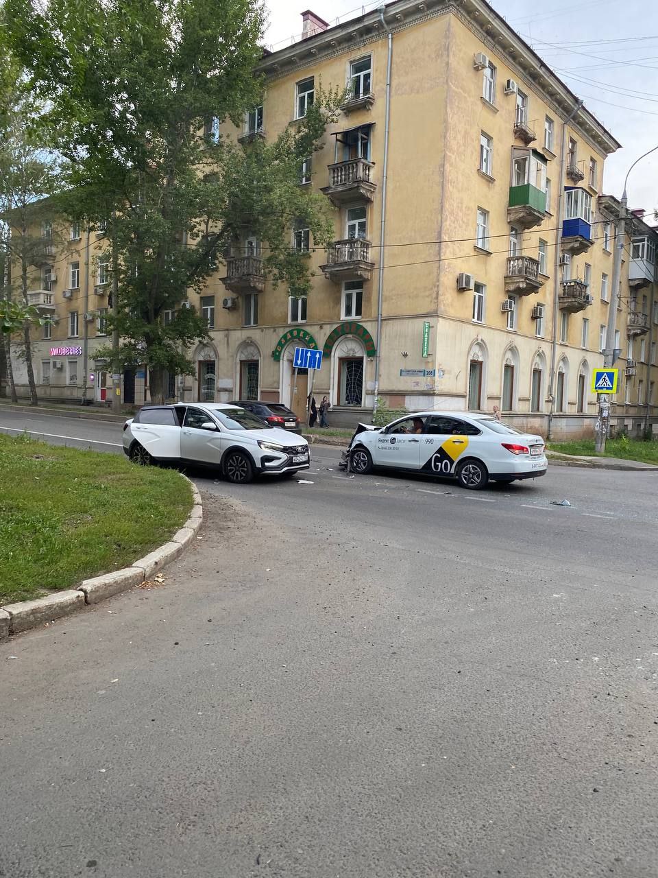 Автомобиль такси попал в ДТП на пересечении Тихвинской и Советской армии в Самаре. : ГТРК Самара