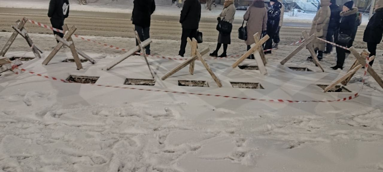 Остановки пропали с Паркового, но появились на Гайве.   Сегодня утром жители Гайвы заметили новые остановочные павильоны, но есть нюанс: на одной из них красуется надпись «Микрорайон Парковый», остальные — не первой свежести.  Тем временем на Парковом остановок нет совсем, на их месте установлены только предупреждающие знаки из   и палок.     Подписаться   Прислать новость