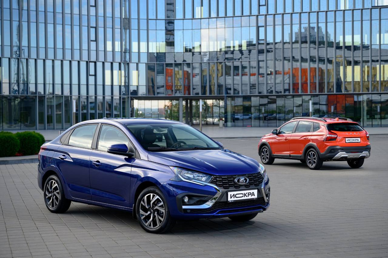 Цена седана Lada Iskra  на фото — в синем цвете  будет начинаться от 1,25 млн рублей в базовой комплектации, сообщил "АвтоВАЗ".   Продажи стартуют 20 июля.