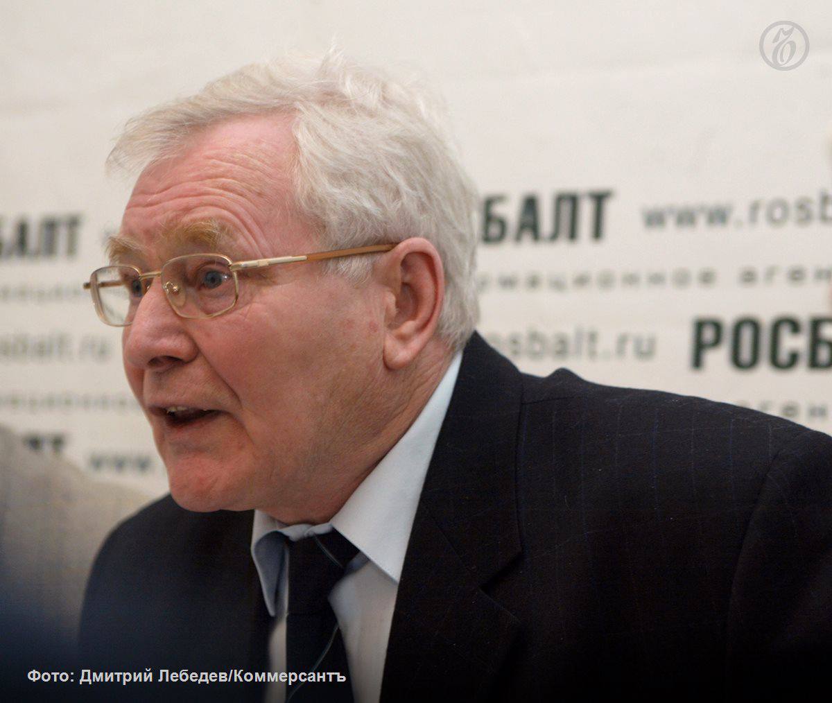 Умер публицист Сергей Кара Мурза Ему было 86 лет Об этом сообщил философ Рустем Фахитов Он назвал господина Кара Мурзу одним из ведущих идеологов и публицистов левопатриотической оппозиции 90 х 2010 х Сергей Кара Мурза известен работами об общественном сознании Он был сторонником коллективизма и рационального мышления В 1990 е годы публиковался в газете Правда В числе его публицистических работ Манипуляция сознанием Демонтаж народа Потерянный разум Советская цивилизация Кто такие русские Подписывайтесь на Ъ