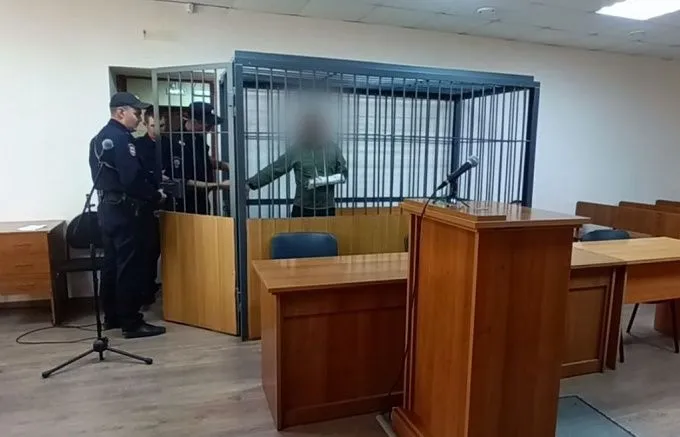 Изверг убивший жену и падчерицу в районе Бурятии предстанет перед судом Житель Бичурского района предстанет перед судом за расправу над женой и 17 летней падчерицей сообщили в Следственном комитете Бурятии Напомним страшная трагедия произошла в июне 2025 года в Бичуре Мужчина не проживавший с супругой пришёл к ней домой для выяснения отношений Во дворе он избил женщину затем зарезал На крики матери прибежала её несовершеннолетняя дочь Отчим затащил девочку в баню ударил ее кирпичом изнасиловал а после нанес ранения ножом От полученных травм обе скончались на месте Свидетелем кровавой расправы стал 6 летний сын погибшей После случившегося изверг на 10 часов закрыл мальчика в доме Ребенок получил психическую травму которая вызвала расстройство здоровья Орудие убийства мужчина выкинул в соседний огород и сбежал с места преступления с полуторагодовалой дочерью Через некоторое время его задержали сотрудники полиции Во время следствия мужчина находился под стражей Следователи завершили сбор доказательств и направили уголовное дело в суд   Канал Ариг Ус в MAX