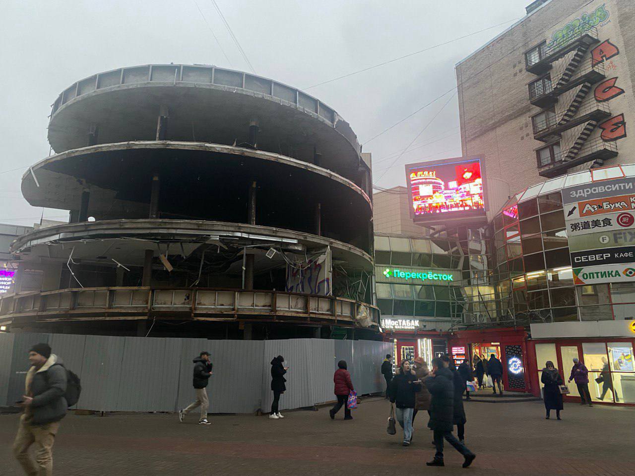 Суд разрешил снести ТЦ у метро Приморская Но демонтаж начнут нескоро Суд признал законным снос торгового комплекса у метро Приморская сообщили в комитете по контролю за имуществом Петербурга Впрочем снести здание чиновники смогут только через несколько месяцев после апелляции и вступления решения в силу Летом комитет начал сносить 4 этажный ТЦ так как у его владельца бизнесмена Якова Перкаля Проворного закончился договор аренды Как отмечали в Смольном ТЦ был оформлен по документам как одноэтажный ларёк Перкаль Проворный потребовал суд признать снос незаконным на время разбирательств демонтажные работы запретили В январе 2026 го спикер заксобрания Александр Бельский раскритиковал комитет по контролю за имуществом за то что здание стояло полуразрушенным больше полугода Вы просто развалили кусок здания и ушли в суды Вы чем руководствуетесь Или вы думали что с вами не будут судиться сказал Бельский добавив что район выглядит как после бомбёжки Про состояние ТЦ говорил на заседании и депутат от Единой России Константин Чебыкин Мы фактически получили аварийное здание в центре города которое может развалиться в любой момент