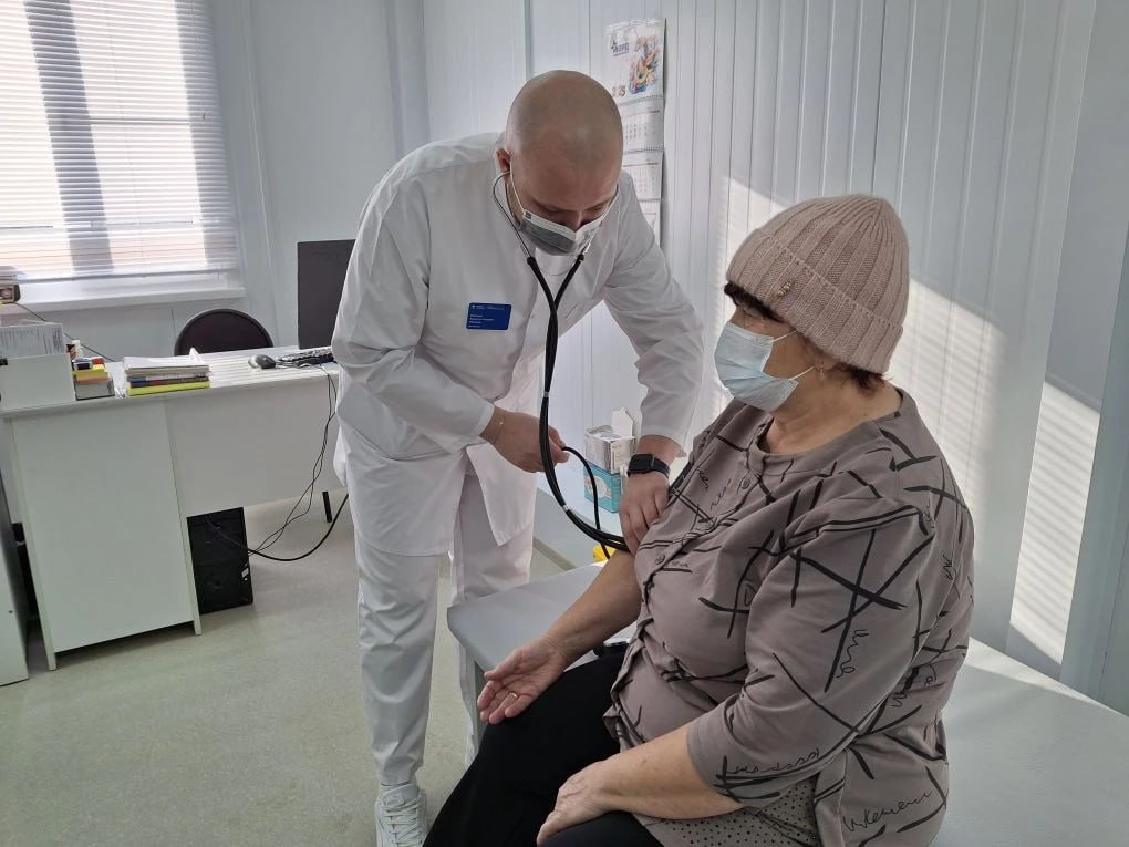 Молодой медицинский специалист приступил к работе в с Ключевое ЕАО В рамках программы Земский фельдшер в селе Ключевое ЕАО к работе приступил молодой медицинский специалист фельдшер Евгений Михеев Фельдшер обслуживает два населённых пункта сёла Ключевое и Дежневка где проживает порядка 1000 человек в том числе более 130 детей Евгений Константинович окончил Биробиджанский медицинский колледж в 2019 году по специальности Лечебное дело После четырёх месяцев работы в ЕАО он переехал в Хабаровск где трудился на станции скорой медицинской помощи Однако связь с родным регионом не прерывалась в селе Ключевое он уже работал совместителем Когда открылась ставка фельдшера Евгений принял решение вернуться уже на постоянную основу по программе Земский фельдшер Выбирал именно это место не случайно Здесь я уже знал людей понимал специфику работы А главное чувствовал что могу быть здесь действительно нужен рассказывает Евгений Михеев Подпишись в MAX Прислать новость