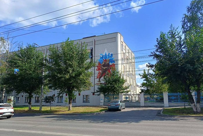 Кировский госпиталь для ветеранов войн украсил новый масштабный мурал. Художница Оксана Феоктистова создала патриотическое изображение солдата в рамках фестиваля уличного искусства "ФормАРТ".  Проект уже четвертый год превращает городские стены в арт-объекты. Лучшие работы получат гранты до 200 тысяч рублей. Новый мурал на Владимирской, 113 стал данью памяти героям Великой Отечественной войны.  Итоги фестиваля подведут в Кирове, где определят самых талантливых уличных художников округа.