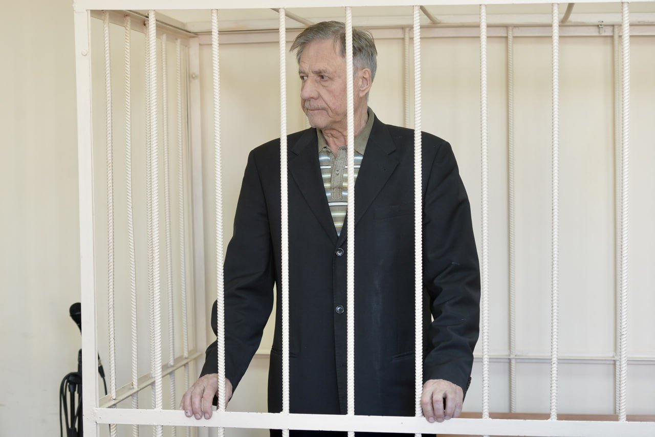 Гособвинитель потребовал для бывшего вице-мэра Челябинска Слободского семь лет колонии общего режима. По версии следствия, в марте 2018 года чиновник, вопреки заключению правового управления мэрии, незаконно выдал разрешение на строительство 10- этажного жилого дома на улице Сулимова. Ущерб собственников земли оценили в 2,7 млн рублей. В 2022 году сотрудники ФСБ пришли к Владимиру Слободскому, который уже четыре года находился на пенсии. Тогда же силовики с обысками у депутата городской думы Виталия Паутова и экс-зампреда Комитета градостроительства и архитектуры администрации Челябинска Андрея Драчука, а затем и у еще одного бывшего вице-мэра столицы области - Сергея Репринцева. Последний, не дожидаясь приговора суда, уже отбыл на СВО. Паутов, по версии следствия, неоднократно посредничал в передаче взяток в мэрию, причем часть переданных миллионов не донес до адресатов. Так что ему предъявили обвинение еще и в мошенничестве. Вины, как и Слободской, он не признал. Главный политический канал Урала