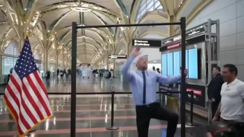 71-летний министр здравоохранения США Роберт Кеннеди младший победил в подтягиваниях