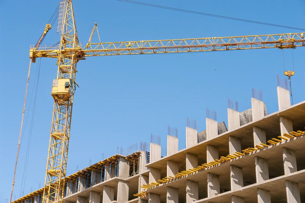 На Дону пяти ЖК выдали разрешения на стройку после снятия моратория Строительство реализуется в рамках утвержденных проектов планировки и межевания территорий Разрешения на возведение жилых комплексов действуют в отношении многоэтажной застройки на территории старого аэропорта в Ростове на Дону в Левенцовском районе по улице Пойменная в районе Ростовского моря и ТЦ Мега в Аксае Стройка Подписаться Забустить