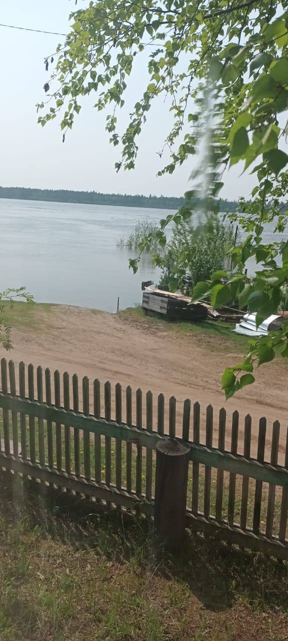 В селах Якутии начались паводки: в первые дни жители сами следили за уровнем воды Село Чагда на реке Алдан начало подтапливать на прошлой неделе в пятницу. Местная жительница Юлия, у которой сейчас там живут родители, рассказала «Региональному аспекту», что к паводку никто не был готов. Людей не оповещали, они сами следили за уровнем воды. — Родители мои сами ночами ставили будильник, ходили проверять уровень воды, чтобы в случае чего успеть выбежать из дома. Сами подготовили документы, теплые вещи. Чтобы быть настороже, — говорит Юлия. — Три дня назад возле родителей немного уровень начал падать, на утро проснулись и ахнули, что прибыла вода еще больше. На задах дома аж бурлила с таким шумом, на глазах прибывала. Сейчас снова как будто уходит. Власти сегодня сообщили, что в район паводка вылетела опергруппа. Официально подтоплено 17 дворов, включая 12 жилых домов. По словам Юлии — это почти весь поселок. Но, по мнению местных жителей, реакция местной администрации на происходящее была вялой. По данным УГМС, пик паводка придется на 4-5 июня. — Есть пункт временного размещения, школа, но там нет ничего необходимого для временного жилья, — говорит Юлия. Связаться с жителями села сейчас можно только по СМС — нет интернета, вышку отключили из-за затопления. Похожая ситуация и в селе Кутана — там вода на дорогах поднялась до 20 см. «А почему про Кутану молчат? Река тоже вышла с берега довольно далеко. Дорога в воде. Проезд в контору, почту, амбулаторию и детсад затруднен», — пишут люди в комментариях. Фото: соцсети
