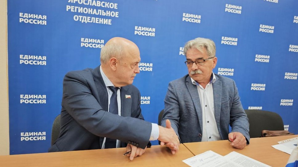 Директор АО «Яргортеплоэнерго» Сергей Петров победил в предварительном голосовании на дополнительных выборах депутата муниципалитета Ярославля по округу № 4. Он набрал больше всего голосов.  Праймериз прошли 8-9 июля в электронном формате, явка составила 60%. Основные выборы назначены на 14 сентября 2025 года.  Фото: «Единая Россия»  Еще больше новостей — в Telegram-канале «Ъ-Ярославль»