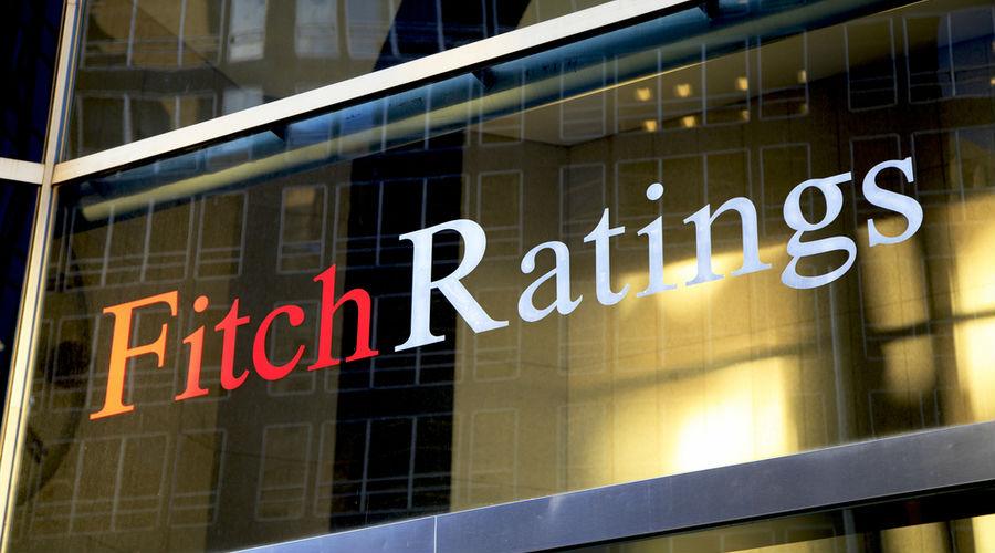 Fitch подтвердило рейтинг Армении на уровне «BB-» со стабильным прогнозом Международное агентство Fitch Ratings подтвердило долгосрочный рейтинг Армении на уровне «BB-» с прогнозом «стабильный». Основой для решения стали устойчивый рост экономики, активность в финансовом и строительном секторах, а также рост доходов населения. В первом квартале 2025 года ВВП вырос на 5,2%, а средний прогноз на 2025–2027 годы составляет 4,7%. На фоне умеренного дефицита в 2024 году правительство увеличило бюджетные расходы — в том числе на помощь перемещённым из Карабаха. В 2025 году дефицит достигнет 5,4% ВВП, при этом Fitchс читает план по снижению до 1% к 2030 году слишком оптимистичным. Госдолг вырастет с 48% ВВП до 54,2% к 2027 году. Почти половина долга— валютный, но риски частично компенсируются тем, что 80% обязательств — перед международными кредиторами. По оценке Fitch, Армения сохраняет экономическую устойчивость, но сталкивается с фискальными и внешнеэкономическими рисками.