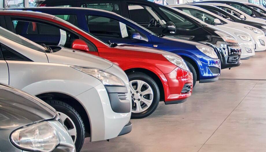 Российские автодилеры накопили на складах 500 тысяч нераспроданных машин. Об этом сообщил директор аналитического агентства «Автостат» Сергей Целиков. Он привел раскладку по брендам, из которой следует, что большую часть скопившихся на складах автомобилей составляют машины из КНР 300–350 тыс. . Остальные — это «российские, псевдороссийские, белорусские, псевдокорейские, глобальные альтернативные». «Кризис на авторынке усиливается: несмотря на скидки и другие ухищрения дилеров, россияне не желают покупать больше машин», — пришли к выводу СМИ. Скорее всего, не только не желают, но не могут больше по таким ценам. Средняя цена на новые китайские машины в России перевалила за 3 млн руб. Считаю завышенными цены и на отечественные машины. И это при, мягко говоря, скромном дизайне, минимальном функционале и оставляющем желать лучшего качестве. Если бы не с чем было сравнивать….. Десятилетия ничему не научили.